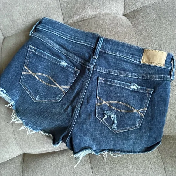 Abercrombie low rise short, size 28/6 - Picture 2 of 3